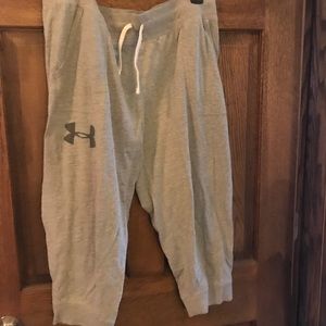 XL under Armour capris